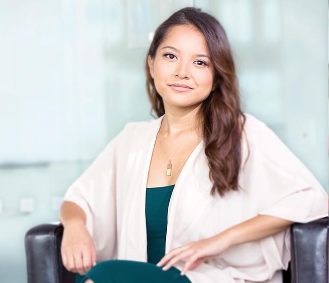 female health coach of Smart Start Session in her office